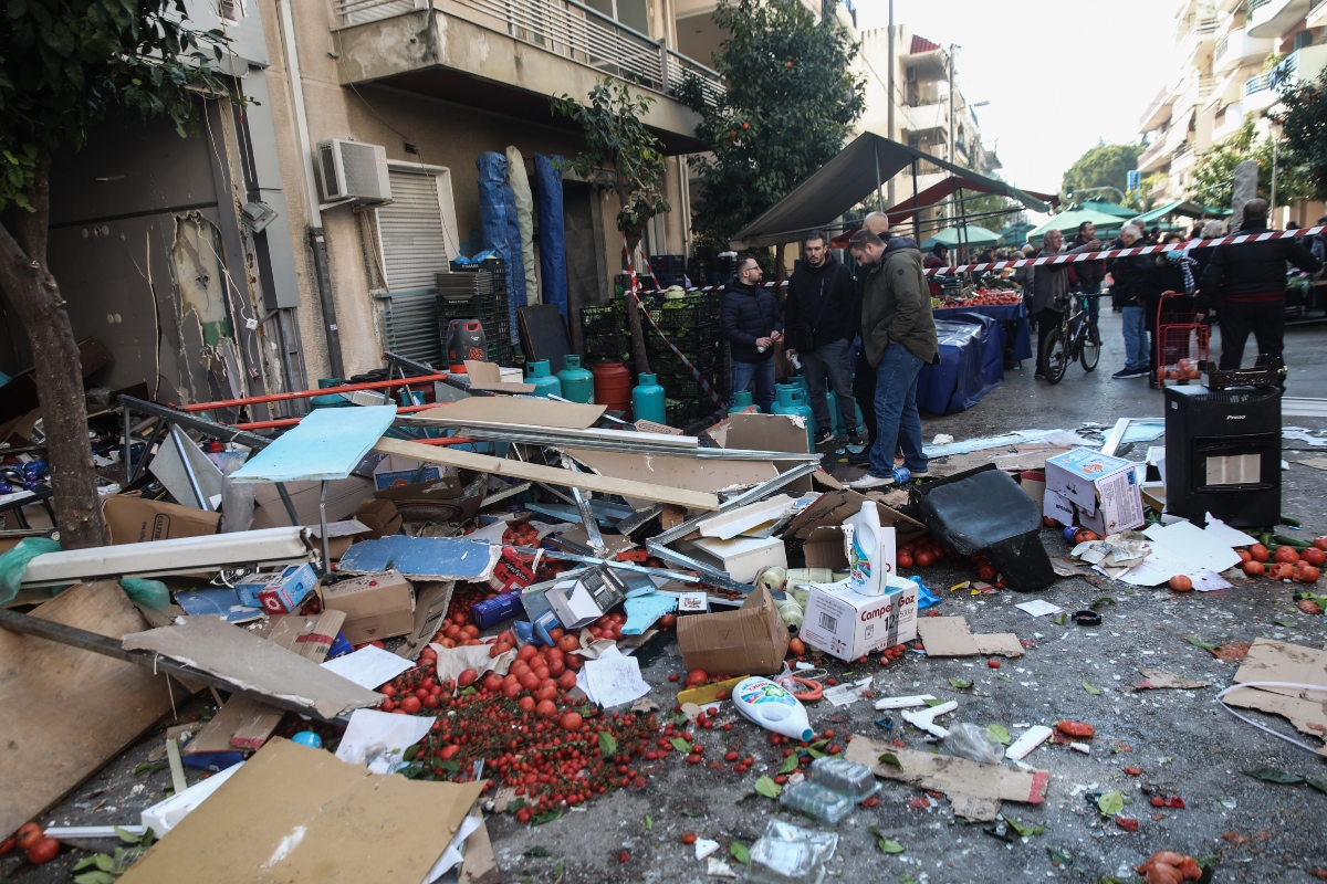 Έκρηξη σε κατάστημα με φιάλες υγραερίου στο Αιγάλεω [vid]