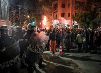 Ένταση στα Εξάρχεια: Επίθεση με μολότοφ σε διμοιρία των ΜΑΤ -Κάηκαν κάδοι και ένα όχημα [vid]