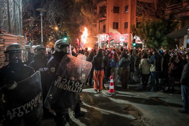 Ένταση στα Εξάρχεια: Επίθεση με μολότοφ σε διμοιρία των ΜΑΤ -Κάηκαν κάδοι και ένα όχημα [vid]