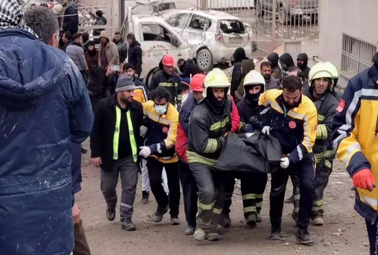 PM tells Erdogan Greece ready to ‘contribute even more’ to quake relief efforts