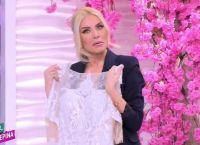 Κατερίνα Καινούργιου: «Χωράει και το στήθος μου» – Καλεσμένη πήγε δώρο νυφικό για να παντρευτεί [vid]