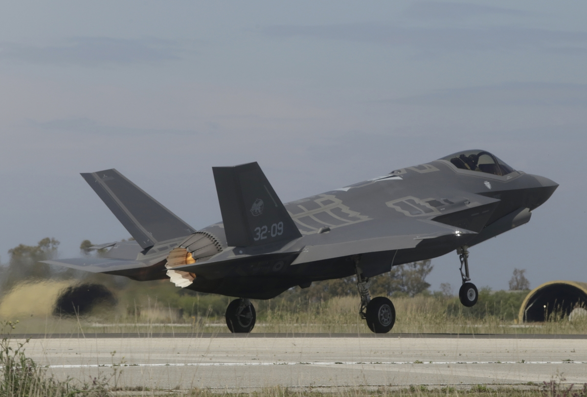 Bob Menendez announced that he has given the “green light” for the sale of the F-35 in Greece