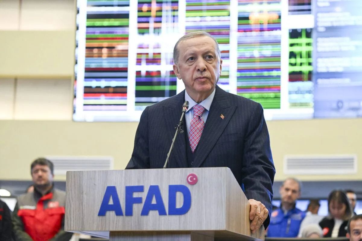 Τουρκία: Ο Ερντογάν δίνει 500 ευρώ για τα γκρεμισμένα σπίτια – 75.000 κτίρια χωρίς προδιαγραφές