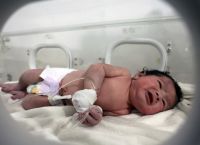 Συρία: Χιλιάδες πολίτες προσφέρθηκαν να υιοθετήσουν το μωρό που ανασύρθηκε από τα ερείπια
