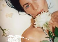 Burberry: Άλλαξε logo με την νέα καμπάνια – Ένας ιππότης πάνω στο άλογο