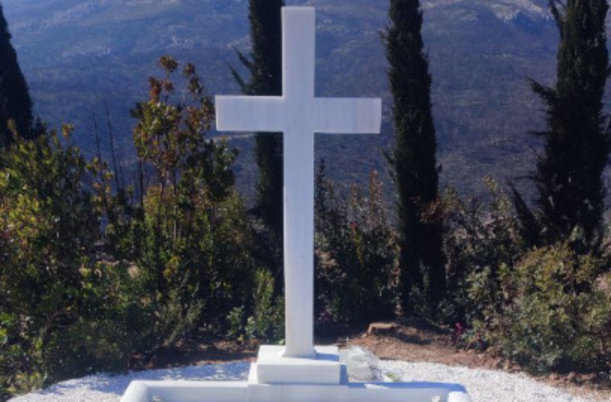 Τέως βασιλιάς Κωνσταντίνος: Αποκαλύφθηκε η μαρμάρινη πλάκα στον τάφο του – Δείτε τι γράφει
