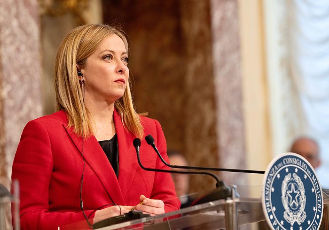 Πυρά κατά Μακρόν από τη Μελόνι: «Άτοπη» η πρόσκλησή του στο Ζελένσκι