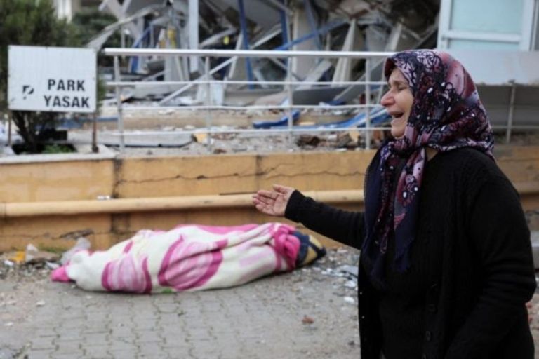 Τουρκία: Κτίριο ανασηκώθηκε από τον σεισμό και προσγειώθηκε σε αυτοκίνητα [vid]