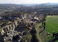 Έχει σχηματιστεί φαράγγι πλάτους 50 μέτρων – Αγρόκτημα ελιών κατέρρευσε μετά τον σεισμό στη Τουρκία