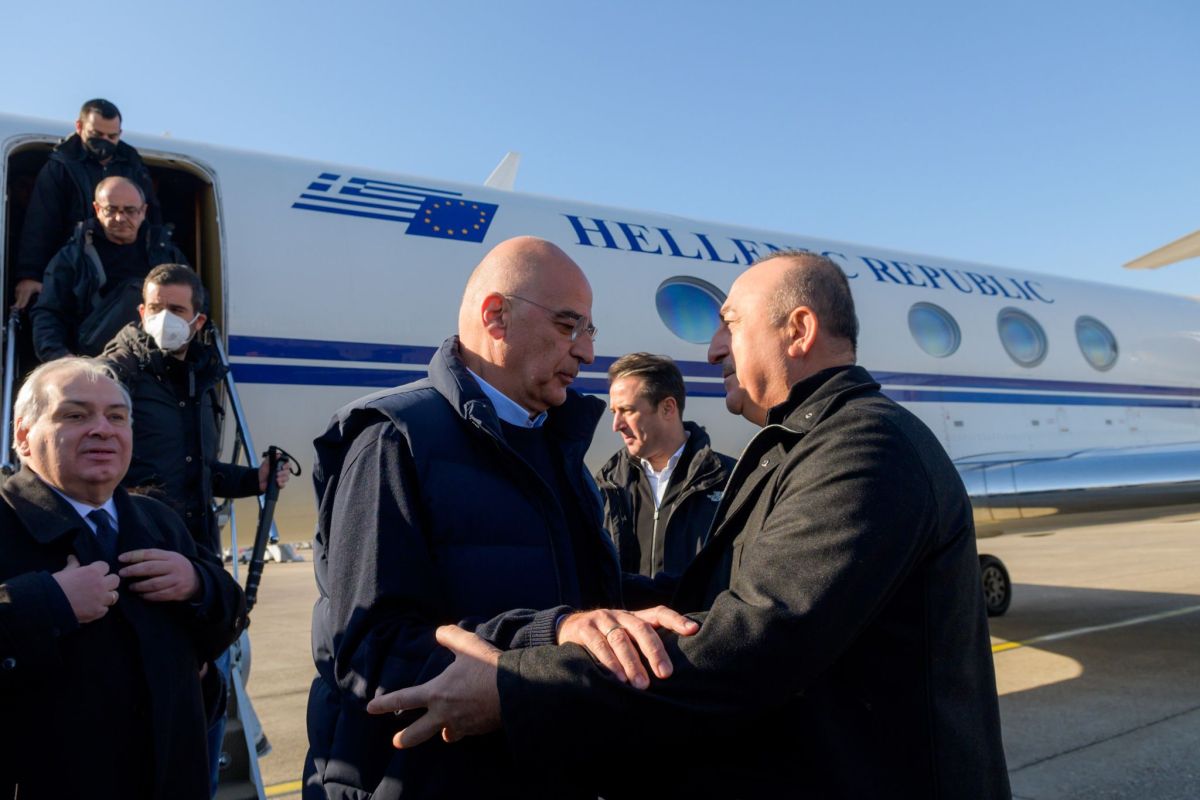 Επίσκεψη Δένδια στην Τουρκία: Τον υποδέχθηκε στα Άδανα ο Tσαβούσογλου