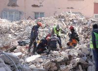 Υπερπροσπάθειες στα συντρίμμια – Διασώστες από την Αργεντινή βγάζουν ζωντανούς τρεις ανθρώπους [vid]