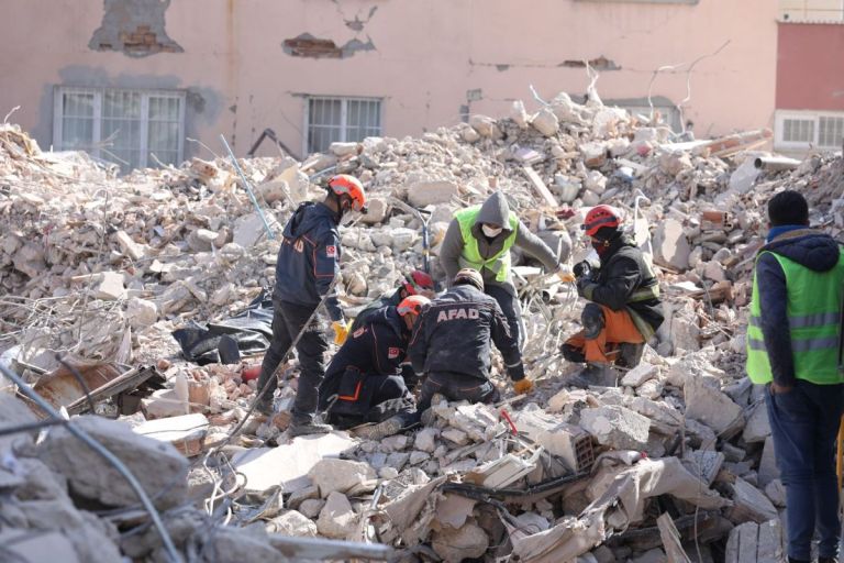 Υπερπροσπάθειες στα συντρίμμια – Διασώστες από την Αργεντινή βγάζουν ζωντανούς τρεις ανθρώπους [vid]
