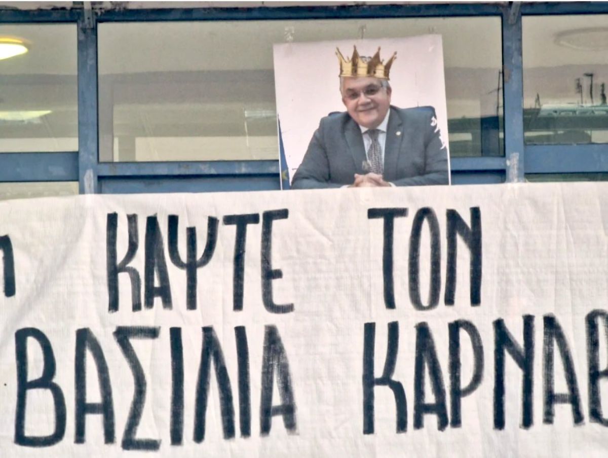 ΑΠΘ: Ζωγράφισαν κορώνα στο κεφάλι του πρύτανη και έγραψαν «κάψτε τον βασιλιά καρνάβαλο» [vid]