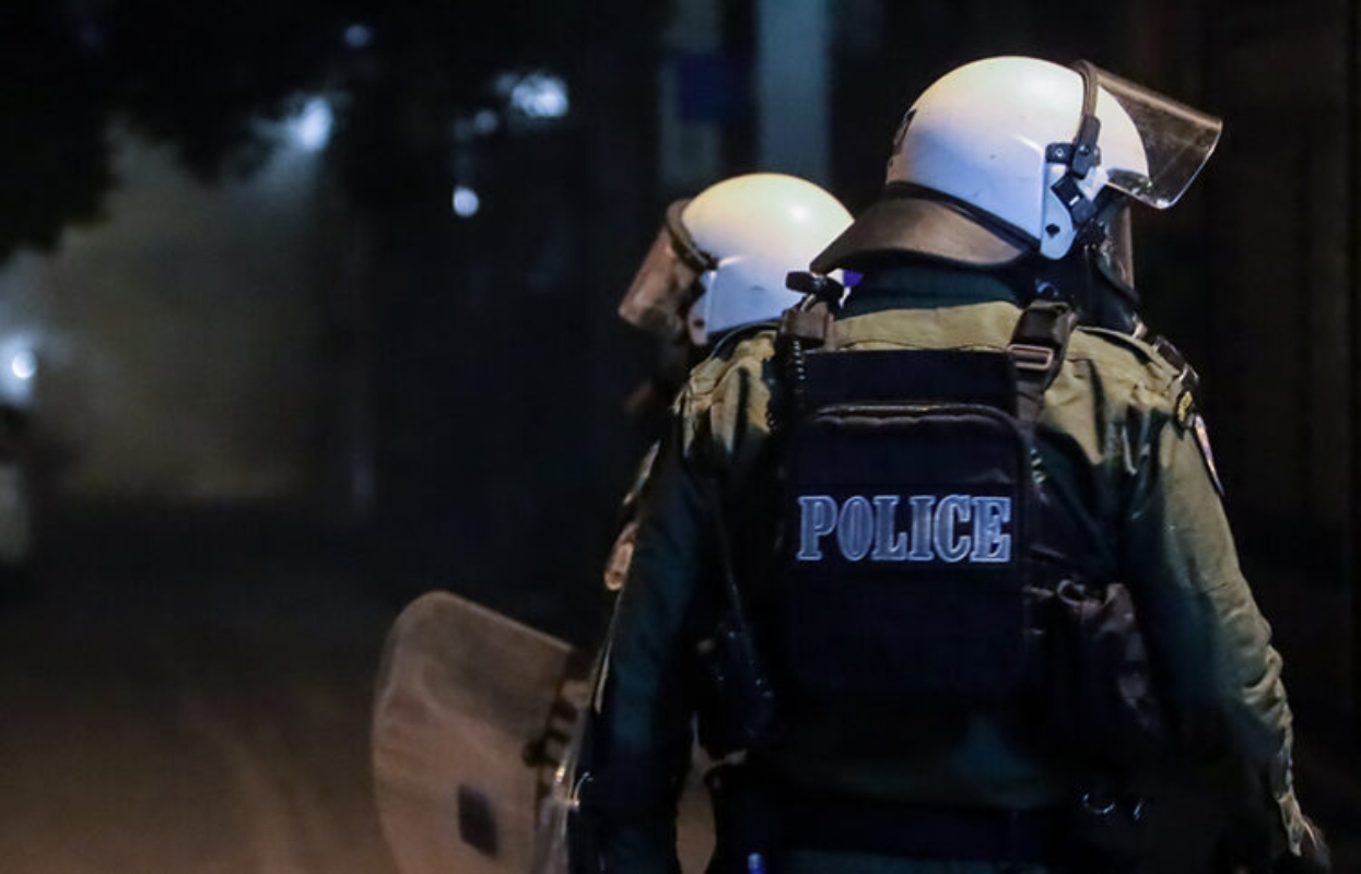 ΕΛ.ΑΣ. για τα επεισόδια: «Τραυματίστηκαν 4 αστυνομικοί, εξωτερικά του γηπέδου η χρήση…αναγκαίων μέτρων»