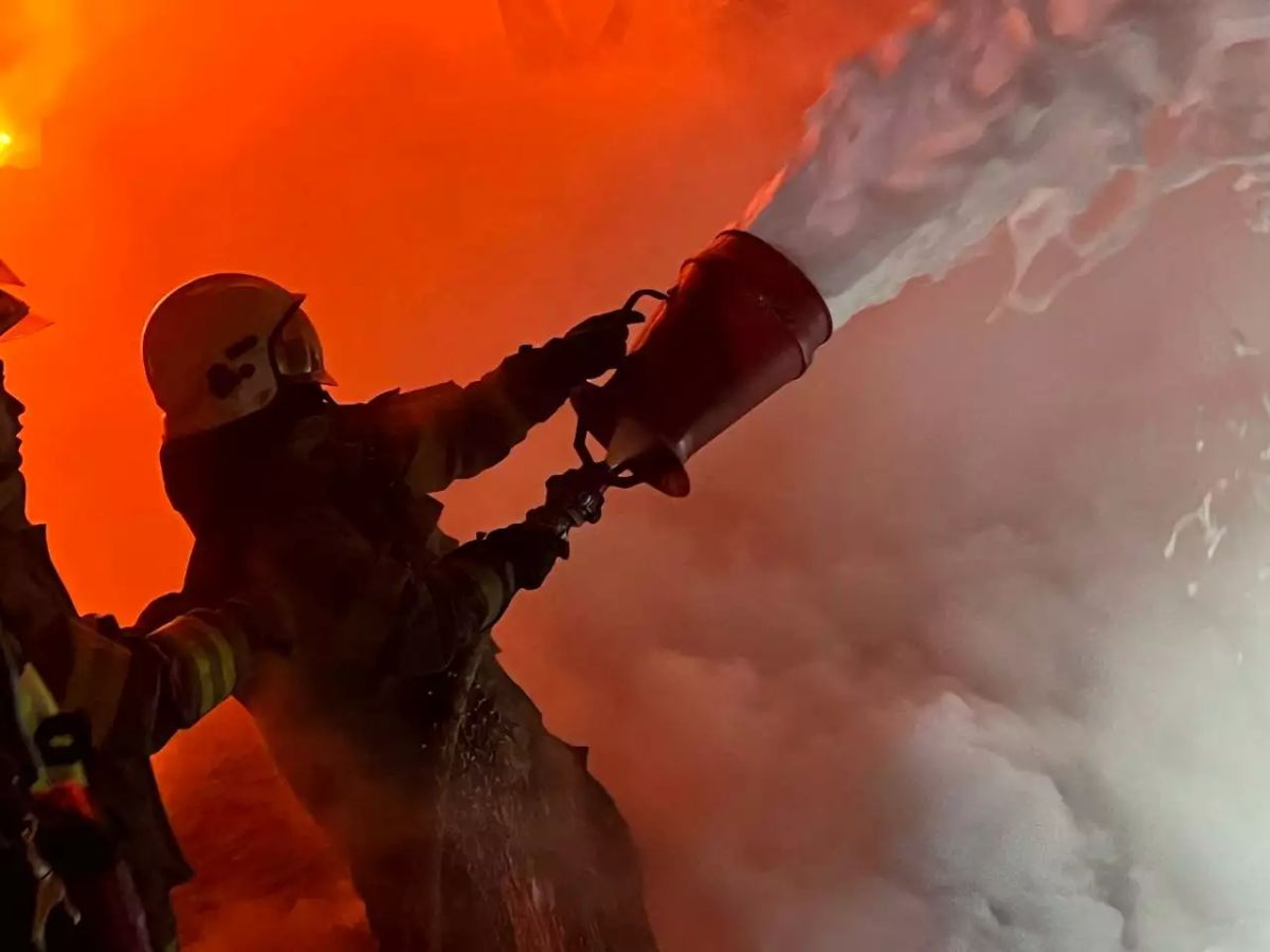 Φωτιά ξέσπασε σε μαγαζί στο Μοναστηράκι στις 6 τα ξημερώματα – Μεγάλη κινητοποίηση της Πυροσβεστικής [vid]