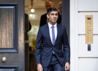 Le Monde: Ο Σούνακ αυστηροποιεί τον μεταναστευτικό νόμο