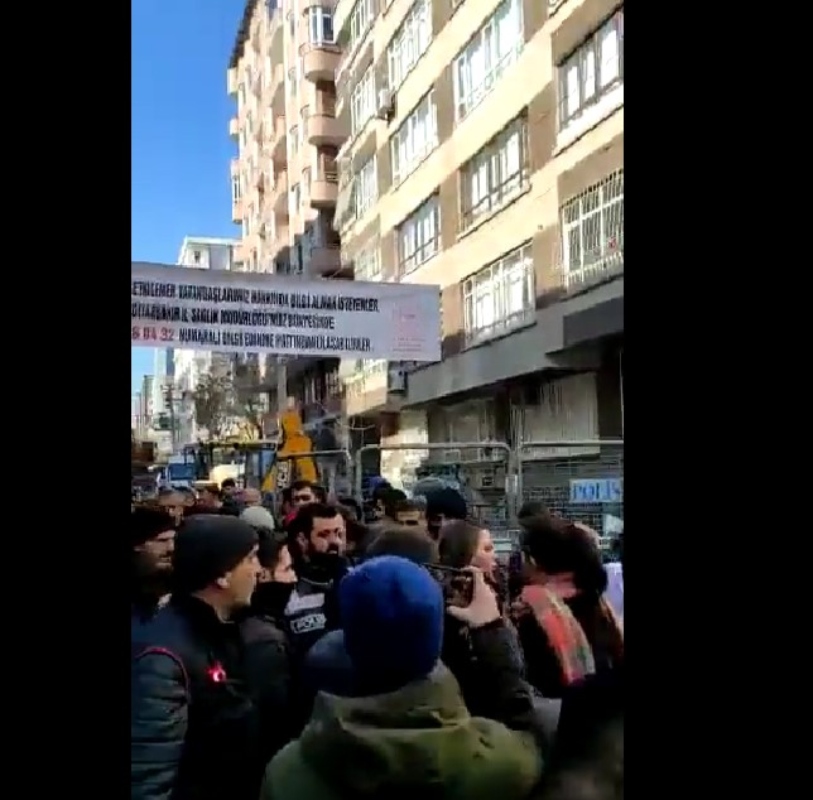 Σεισμός στην Τουρκία: Αποδοκιμασίες και γιουχαρίσματα σε υπουργούς και βουλευτές του Ερντογάν
