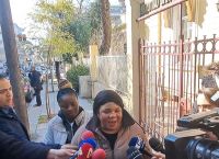 «Την άφησαν να πεθάνει γιατί ήταν μαύρη» καταγγέλλει η μητέρα του νεκρού κοριτσιού στον Άγιο Στυλιανό