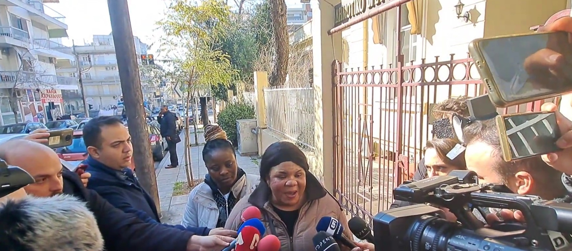 «Την άφησαν να πεθάνει γιατί ήταν μαύρη» καταγγέλλει η μητέρα του νεκρού κοριτσιού στον Άγιο Στυλιανό