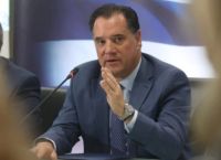 Ο αυτοαναιρούμενος Τσίπρας και ο ορθολογιστής Άδωνις