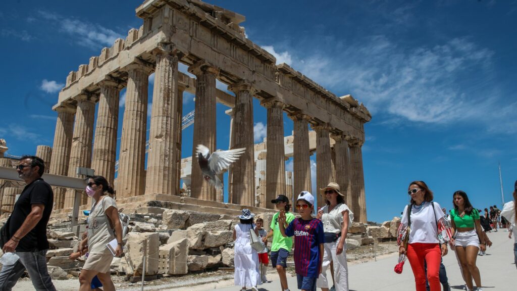 Καιρός αύριο Πέμπτη 13/4: Αναμένονται αραιές νεφώσεις