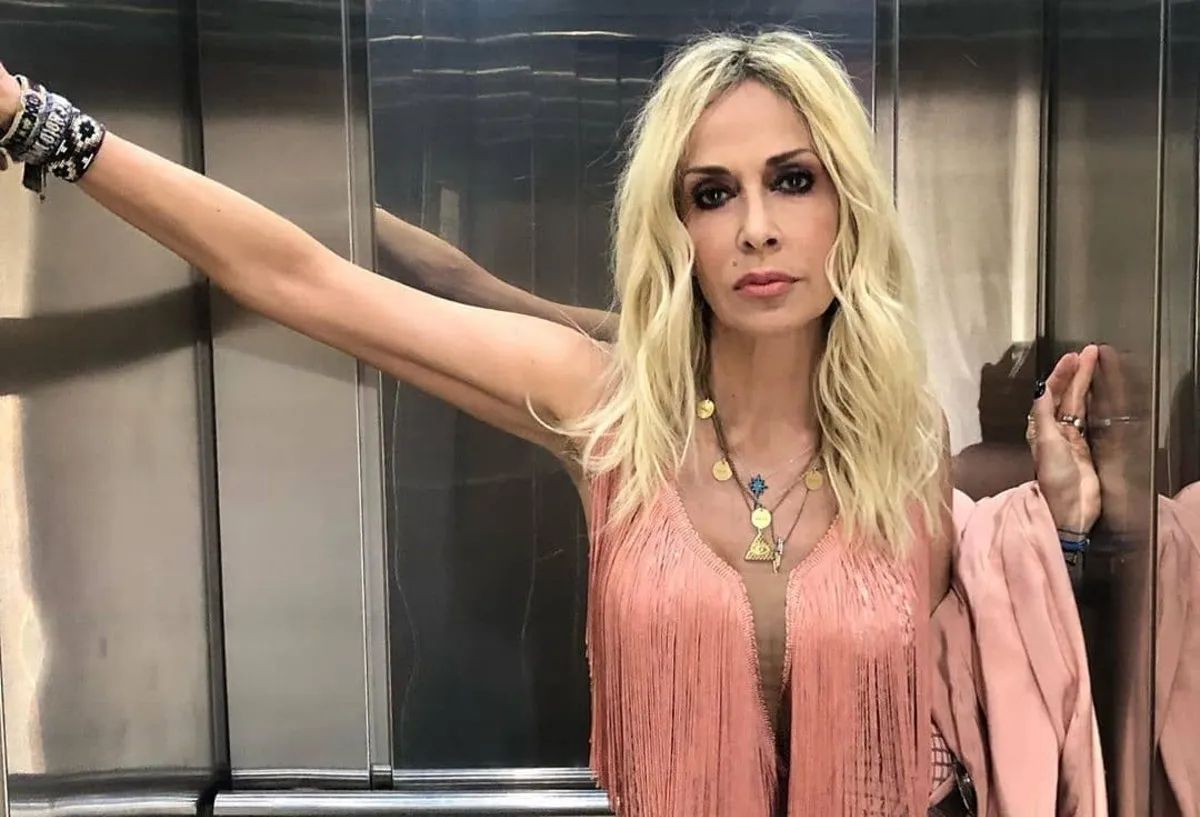 Άννα Βίσση: Ανακοινώνει τα ευχάριστα νέα αγκαλιά με τον Νίκο Καρβέλα [pic]