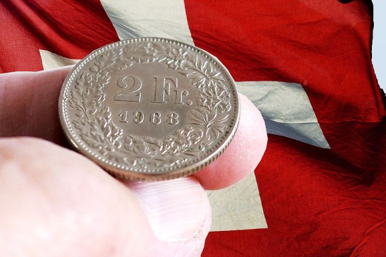 El Pais: Γιατί η Ελβετία λατρεύει τα μετρητά και η Σουηδία τα μισεί;