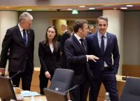 Mitsotakis meets with Zelensky and Macron in Brussels