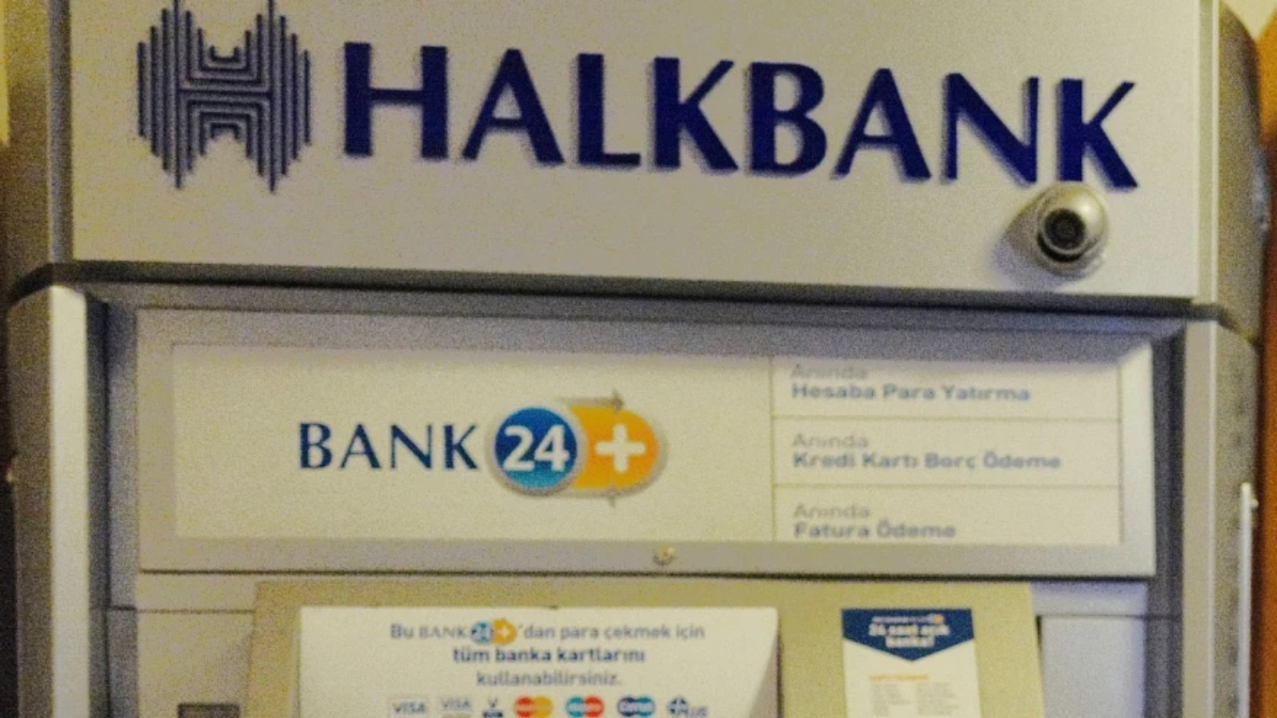 Η Τουρκία βάζει “βαθιά το χέρι στην τσέπη” της Κεντρικής Τράπεζας για να κρατήσει τη λίρα σταθερή