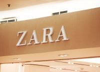 Zara: Ξεκινά να χρεώνει τις ηλεκτρονικές επιστροφές στην Ισπανία