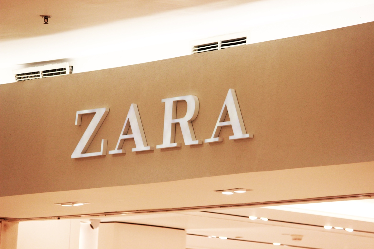 Zara: Ξεκινά να χρεώνει τις ηλεκτρονικές επιστροφές στην Ισπανία
