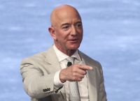Ο Bezos λαμβάνει την υψηλότερη γαλλική τιμή σε ιδιωτική τελετή με τον Μακρόν