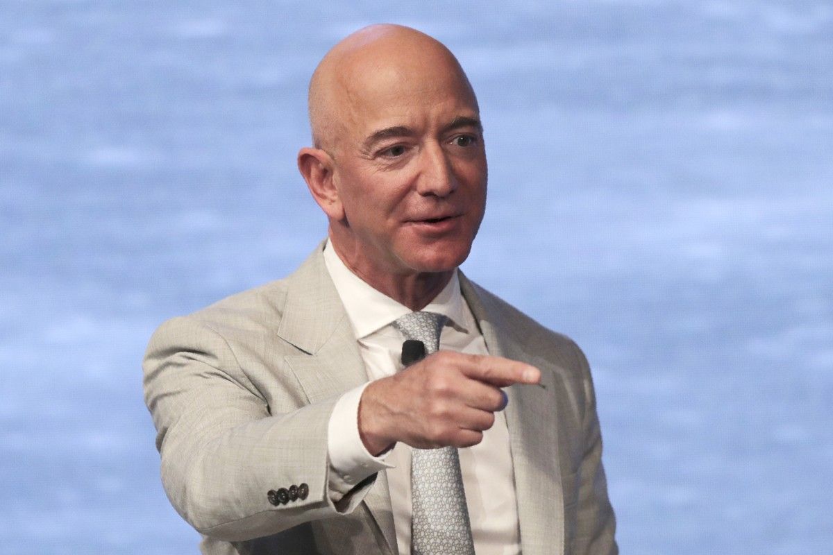 Ο Bezos λαμβάνει την υψηλότερη γαλλική τιμή σε ιδιωτική τελετή με τον Μακρόν