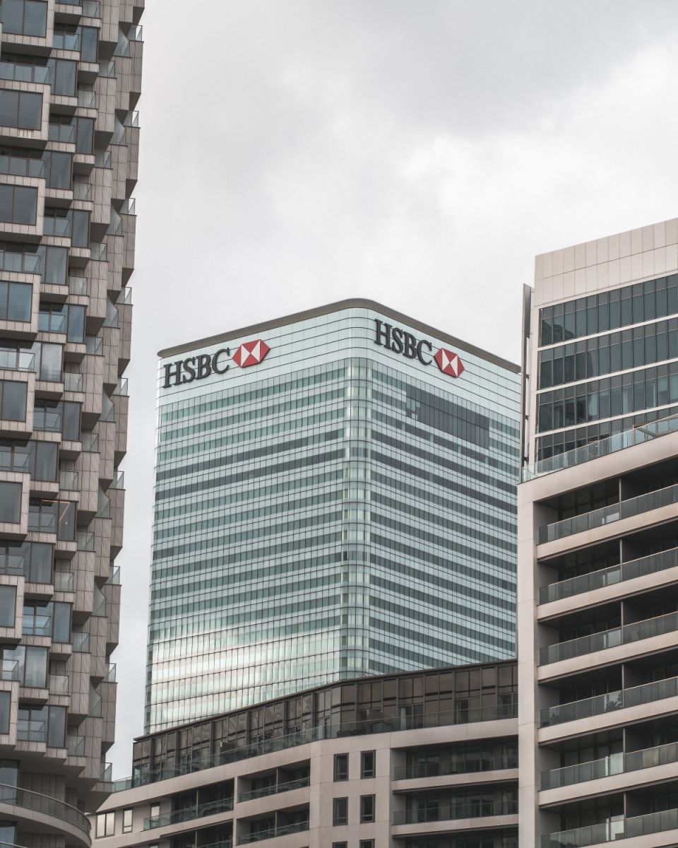 HSBC:Το έντονο ενδιαφέρον από το Λονδίνο για τις ελληνικές τράπεζες – Η αναδιάταξη θέσεων και οι «καταλύτες»