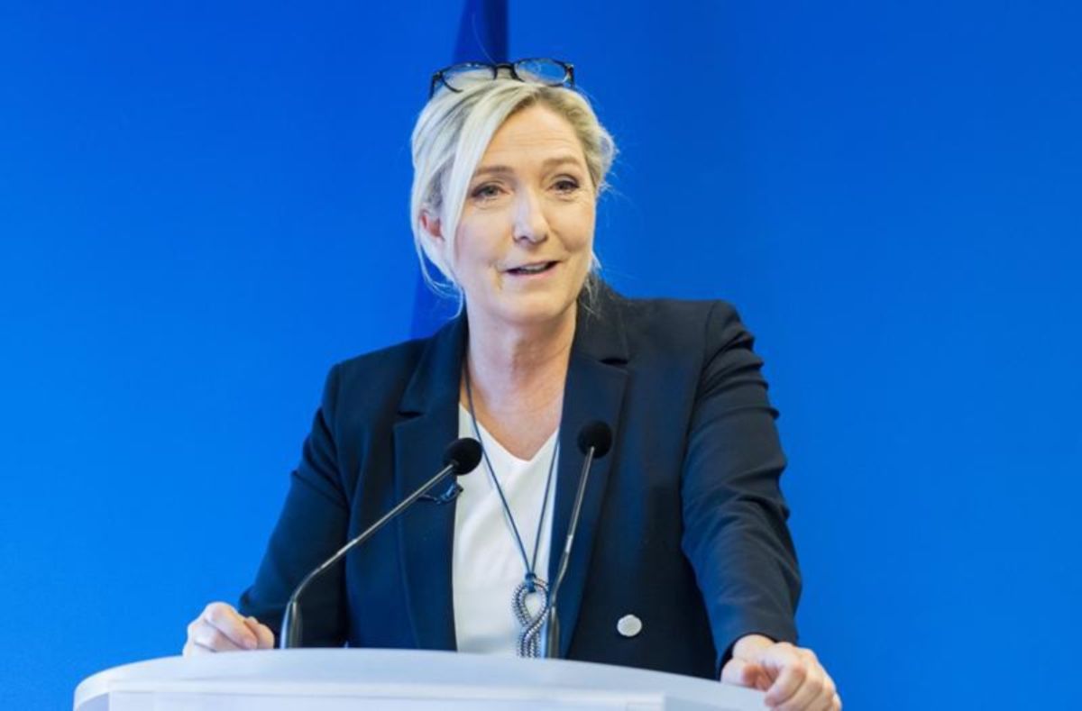 Πρόταση μομφής η θεσμική Λε Πεν στον Μακρόν