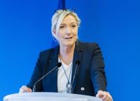 «Η λαϊκίστρια Λε Πεν φαβορί για διάδοχος του Μακρόν»