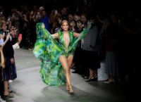 Το πράσινο φόρεμα της Jennifer Lopez και πώς άλλαξε το ίντερνετ Το πράσινο φόρεμα της Jennifer Lopez και πώς άλλαξε το ίντερνετ