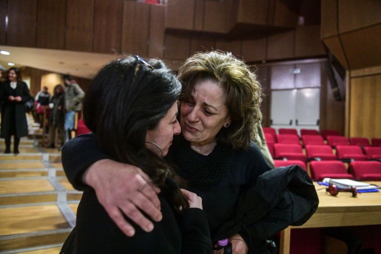 Δίκη Χρυσής Αυγής: Βίαιη προσαγωγή της συντρόφου του Φύσσα [vid]