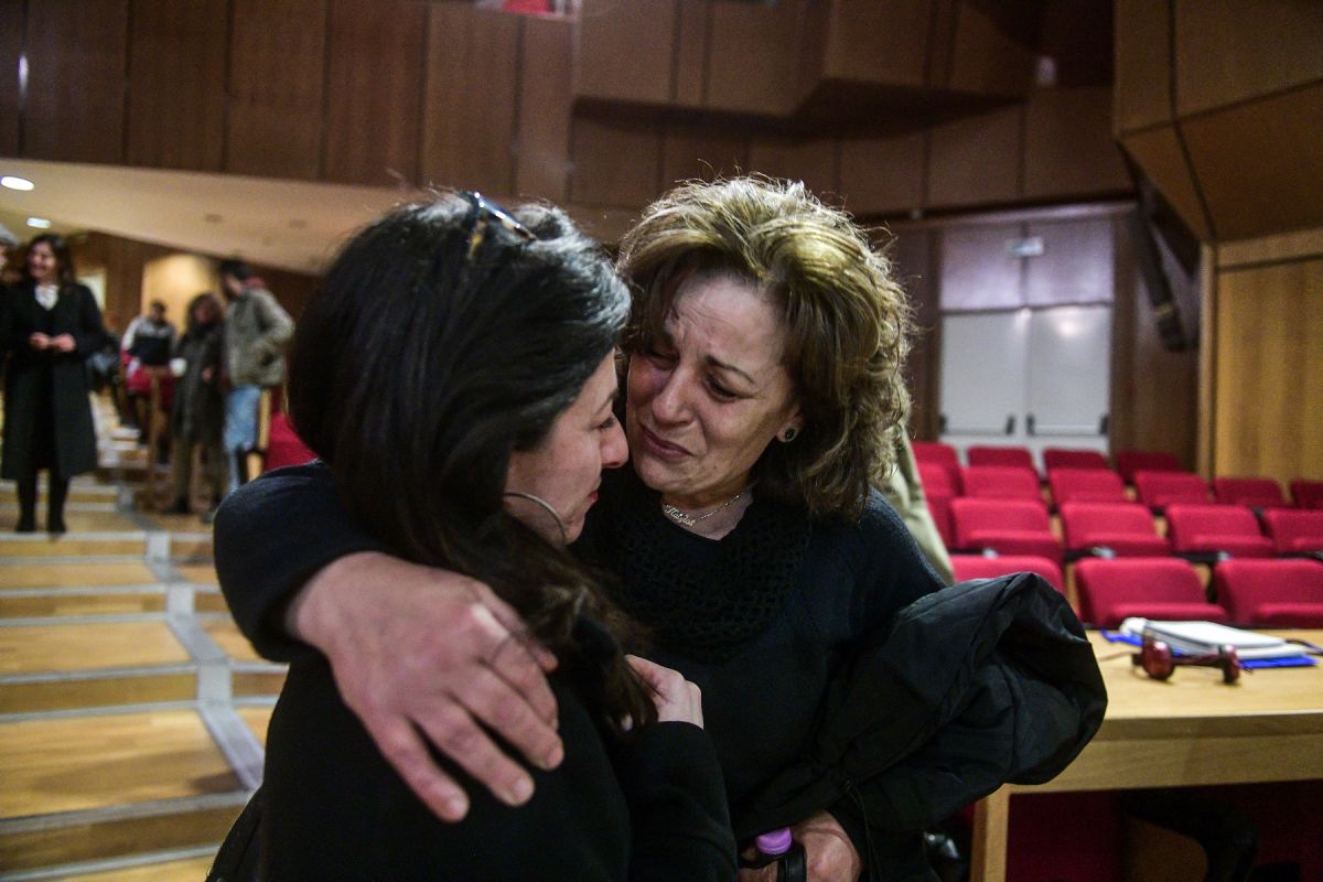 Δίκη Χρυσής Αυγής: Βίαιη προσαγωγή της συντρόφου του Φύσσα [vid]