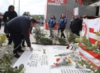 Ολυμπιακός: Ο Βαγγέλης Μαρινάκης και το ποδοσφαιρικό τμήμα τίμησαν τα θύματα της Θύρας 7
