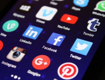 Politico: Νέοι περιορισμοί για παραπληροφόρηση σε TikTok, Twitter και Facebook