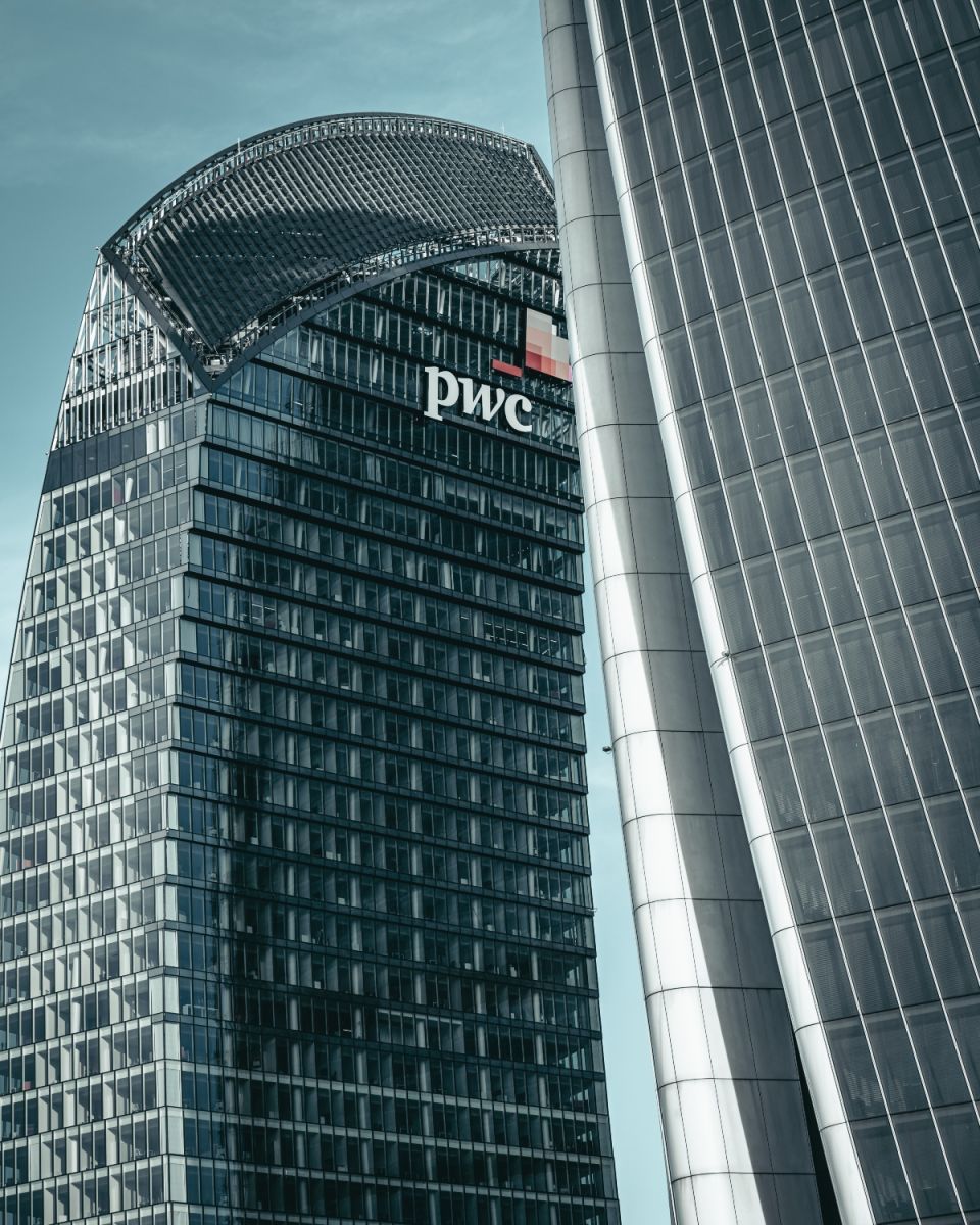 PwC: Κεφάλαια €12 δισ. στις ελληνικές επιχειρήσεις το 2022 από εξαγορές και συγχωνεύσεις