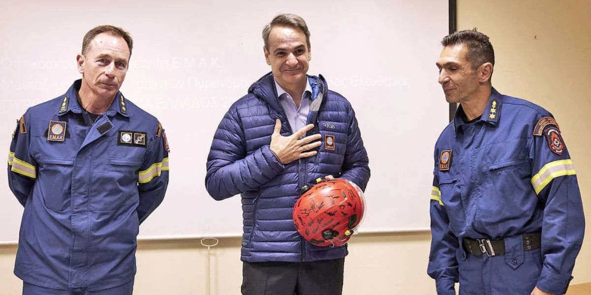 PM Mitsotakis visits 1st EMAK headquarters in Elefsina, talks to rescuers