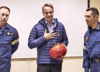 PM Mitsotakis visits 1st EMAK headquarters in Elefsina, talks to rescuers