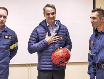 PM Mitsotakis visits 1st EMAK headquarters in Elefsina, talks to rescuers