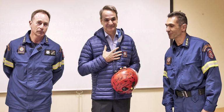 PM Mitsotakis visits 1st EMAK headquarters in Elefsina, talks to rescuers
