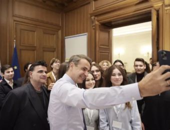 HS students brief PM Mitsotakis on their Pandemic Museum project at Maximos Mansion