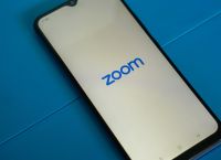 Zoom: Σχέδιο για 1.300 απολύσεις και «μαχαίρι» στον μισθό του CEO – «Κάναμε λάθη και είμαι υπεύθυνος»
