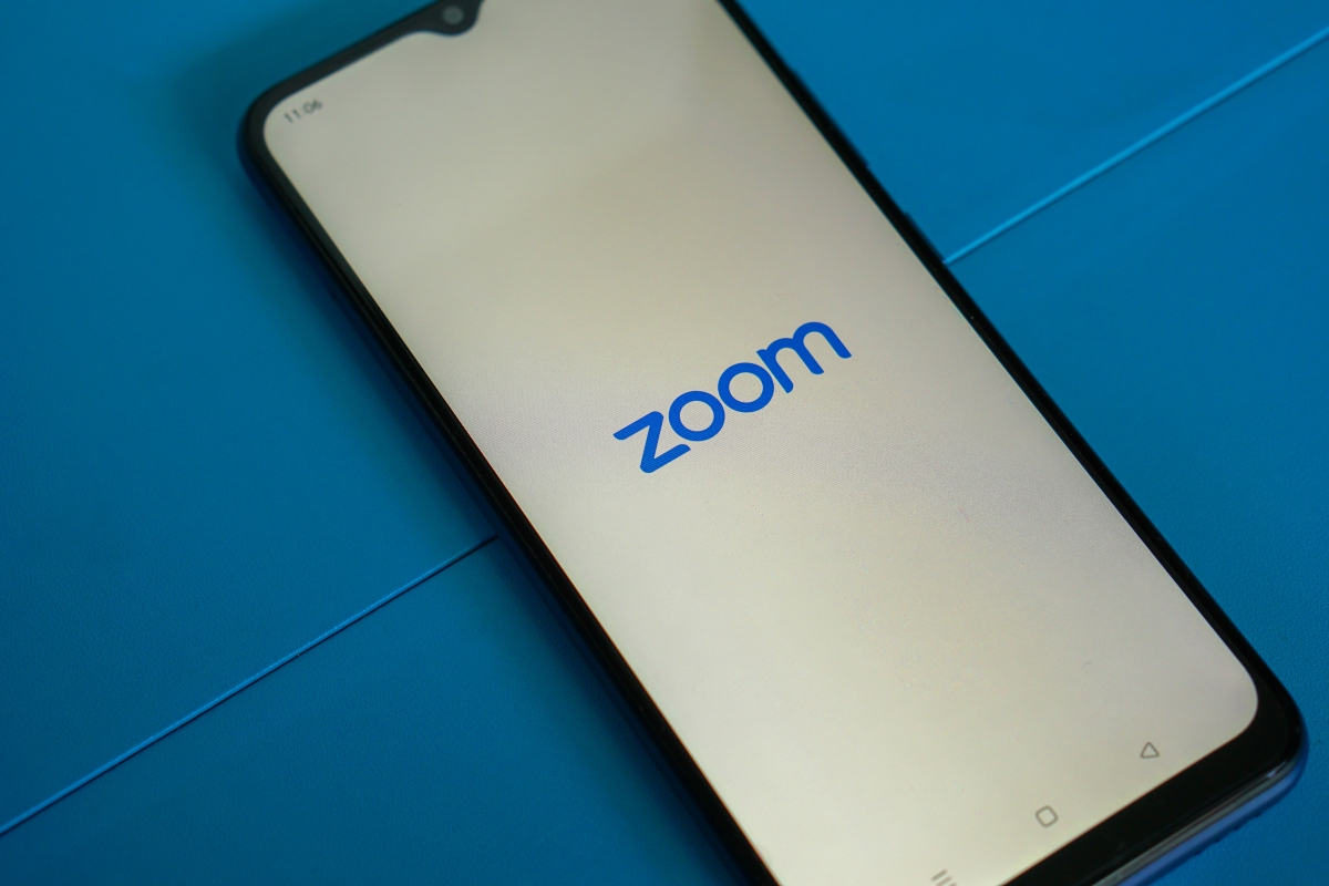Zoom: Σχέδιο για 1.300 απολύσεις και «μαχαίρι» στον μισθό του CEO – «Κάναμε λάθη και είμαι υπεύθυνος»