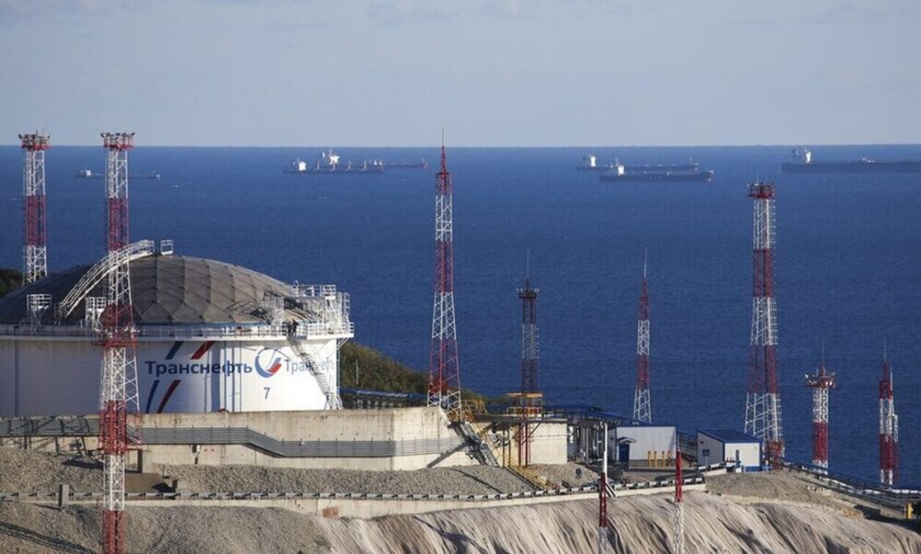 Deutsche Welle: ΕΕ και G7 θέτουν σε ισχύ εμπάργκο για ρωσικά πετρελαϊκά προϊόντα
